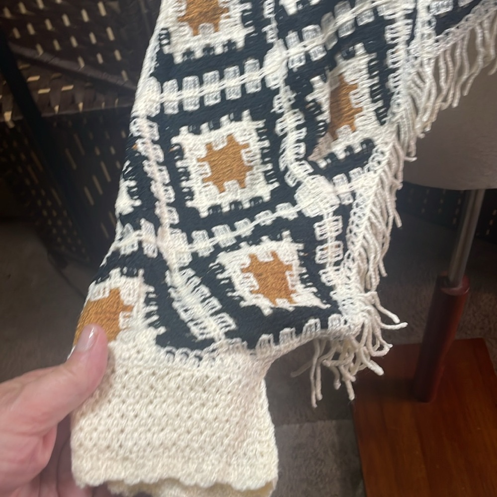 NWOT BOHO CHIC EMBROIDERED KNIT SHAWL. - Picture 3 of 4